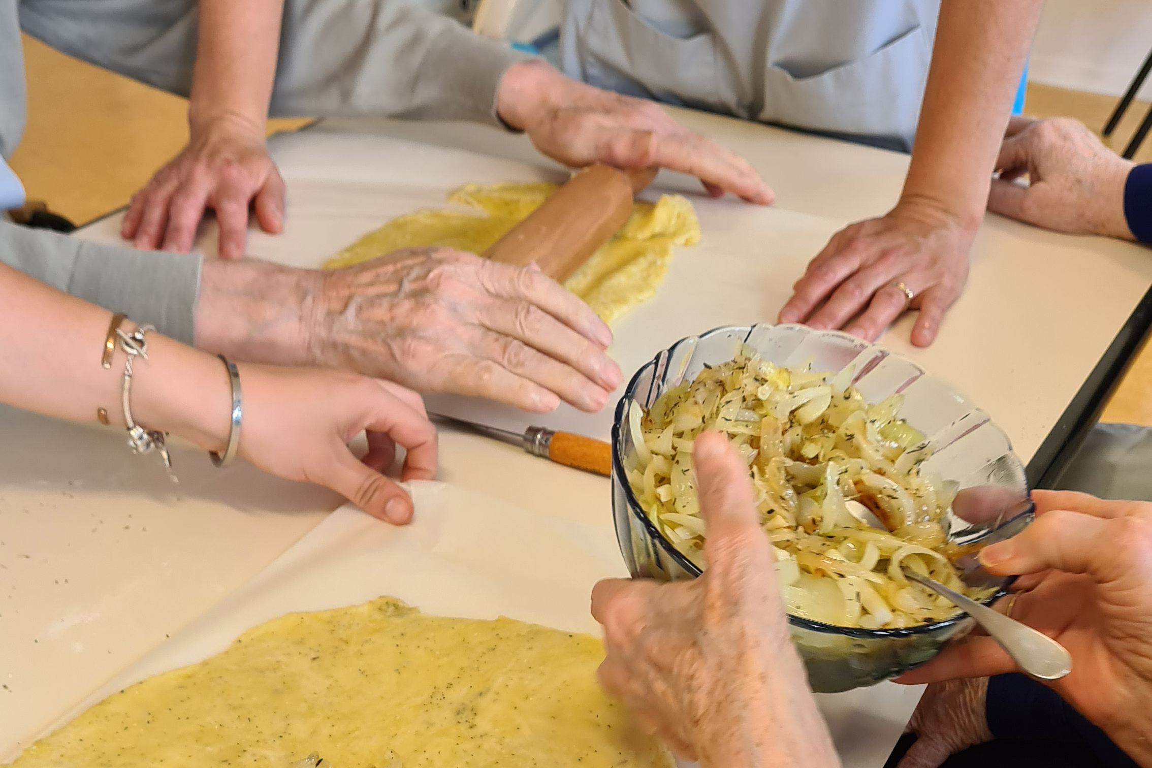 Les bienfaits de la thérapie par l’art culinaire pour éveiller les sens et stimuler les souvenirs des résidents de l’EHPAD Tanit