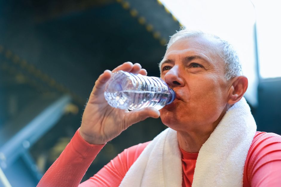 Hydratation Seniors Été : Guide de Prévention Efficace