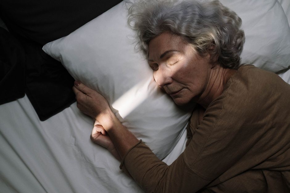 Changement d&rsquo;heure sommeil seniors : guide