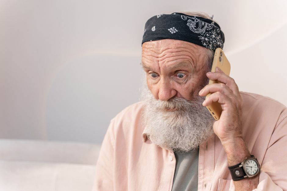 Arnaques téléphoniques aux personnes âgées : prévenir et protéger