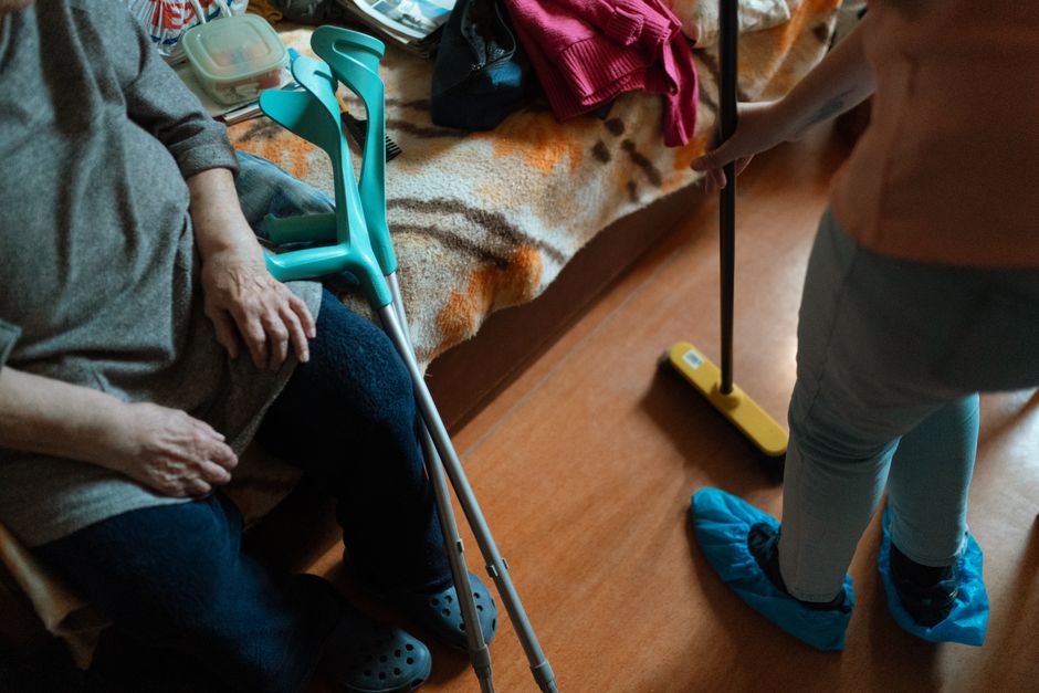 Senior sans aide quotidienne : solutions et alternatives